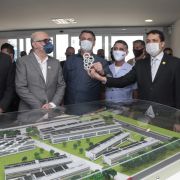 Presidente Bolsonaro  diante da maquete da expansão do ITA